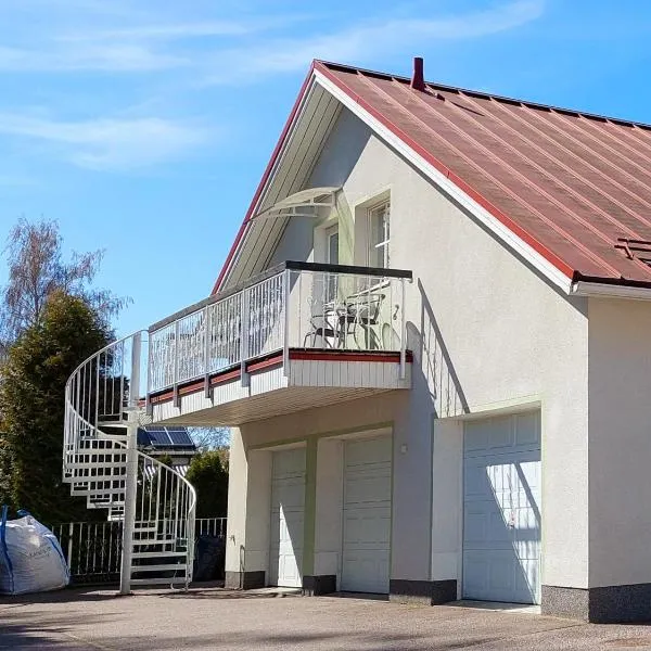 Penthouse with a balcony, хотел в Хивинкаа