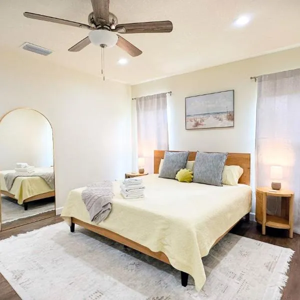 Stuart में, होटल Coastal Home with Fenced Yard 5 Min to Beach