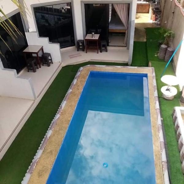 Pamarayeg Room, Bilar