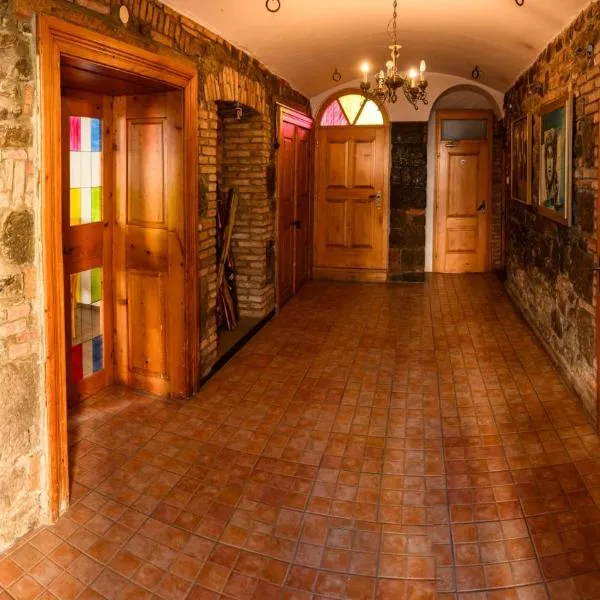 LAAS ART GALLERY, hotel en Stari Trg pri Ložu