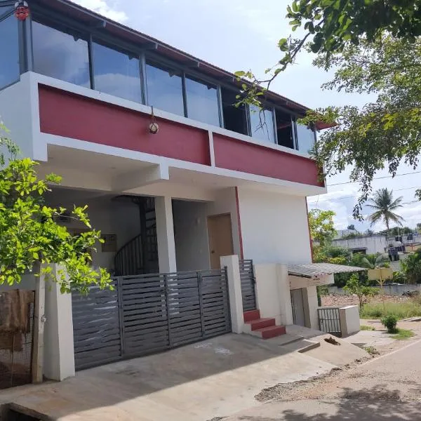 Karimbummel House- A room with spacious Balcony、マイソールのホテル