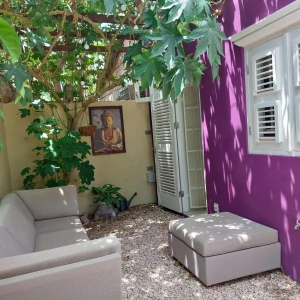 Purple house in colorful city centre, hotel in Willemstad