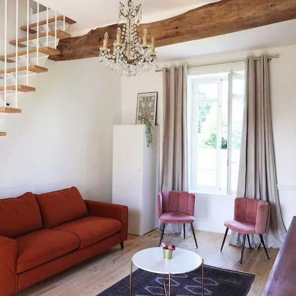 Le Perchoir Gîte de charme dans château -SPA-, hotel in Brix