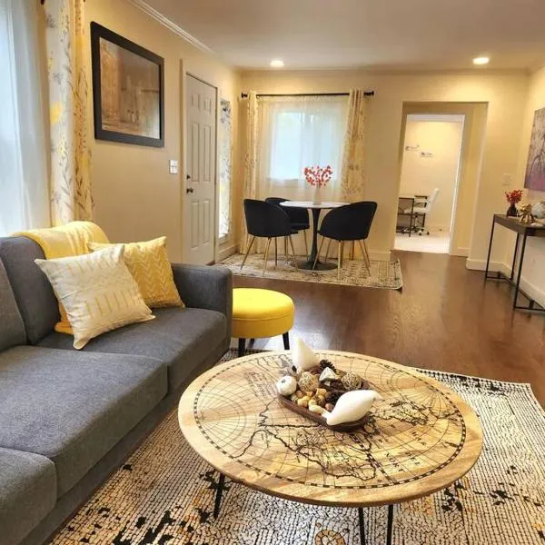 Cozy contemporary 2BR with Sofa bed in the office, hotel in Seattle