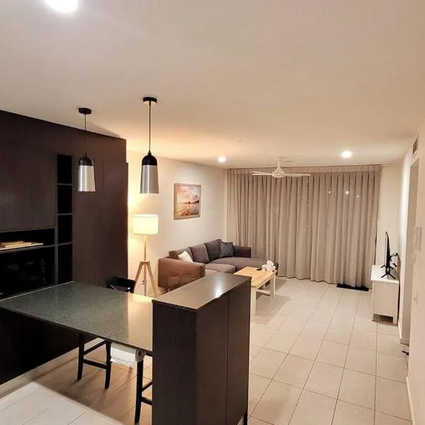 Modern Waterfront Apartment, hôtel à Kawana Waters