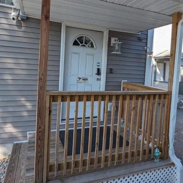 Basement room with its own private bathroom, hotel in Providence