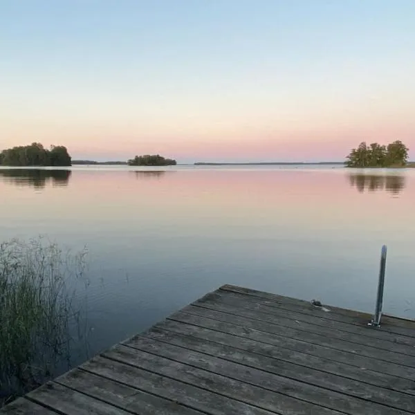Spacious house near water and nature, hôtel à Odensbacken