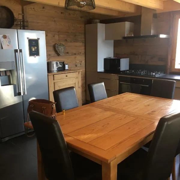 CHALET R & R, hotel in La Combe