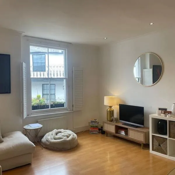 Spacious 1-bedroom apartment in Belsize Village, hotel in London