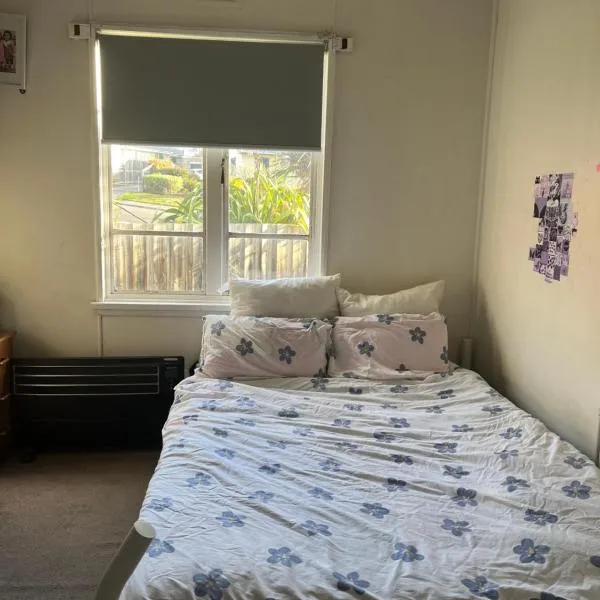 Jennifer Le, ξενοδοχείο σε Warrane