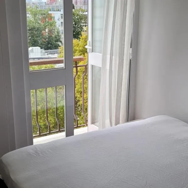 Comfy Room near Metro & Airport, hotel em Lisboa