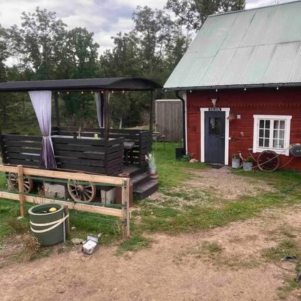 Mysigt boende på landet nära naturen, hotel in Ödeshög