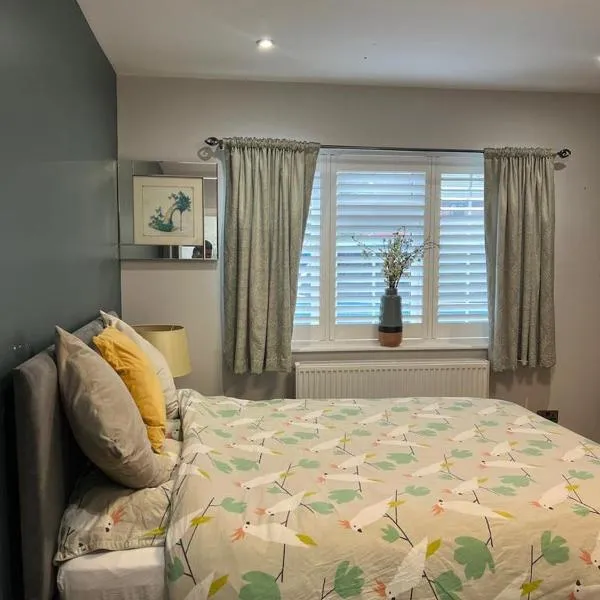 En-suite Double Room - Private Entrance & Free Parking, hotel v destinaci West Drayton