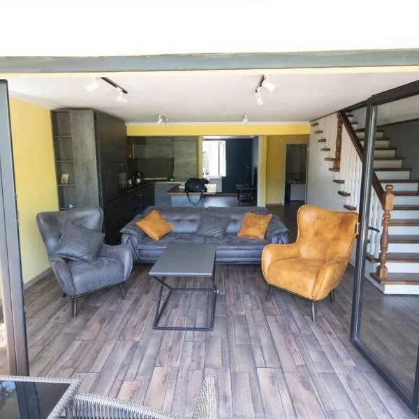 Ideally located spacious 3 bedroom house, hotel in Telavi