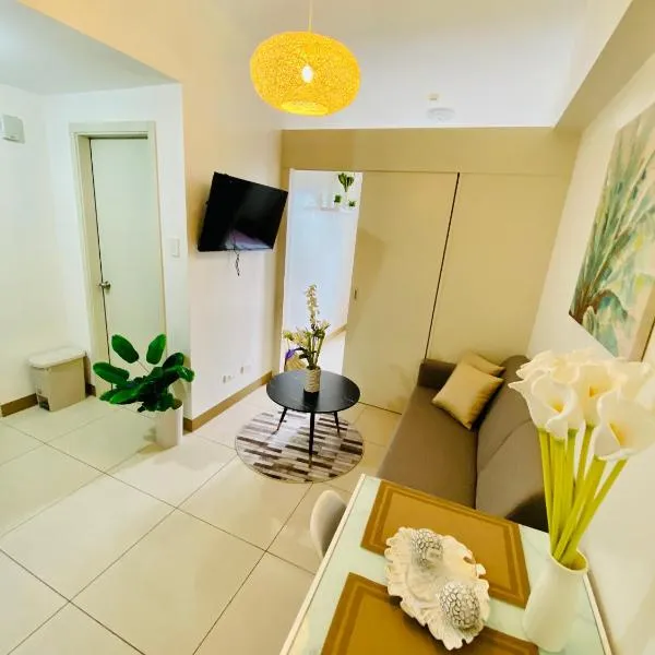 Luxury Two Bedroom with Balcony in SOUTH RESIDENCE of Las Pinas, hotel v destinaci Manila
