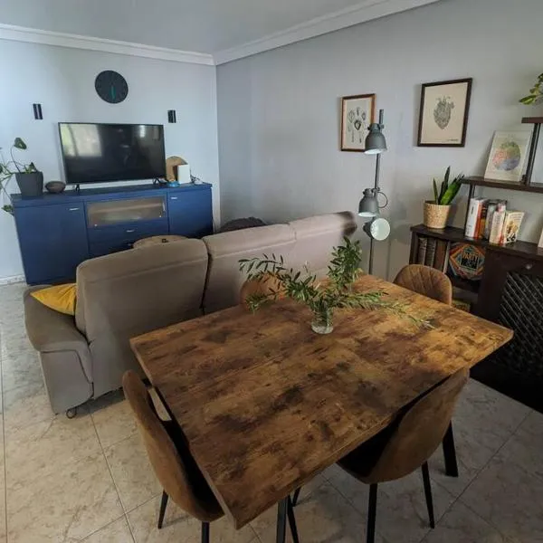Acogedor apartamento y parking, hotel in Madrid