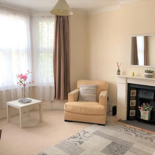Spacious West London 2 Bedroom Apartment, hotel en Londres