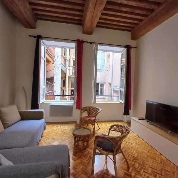Old town - Vieux Lyon -50 m2 flat, hotel in Lyon