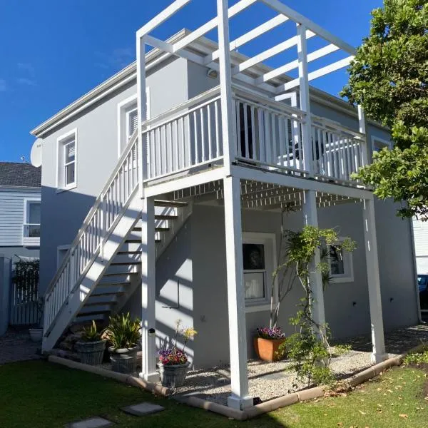 Sunny Thesen Islands Cottage, hotel in Knysna