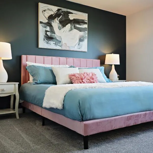 Beautiful 3 King Beds,Garage,Airport,Disney+, hotel in Edmonton