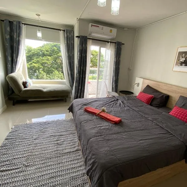 Private room hosted by Boyce 415, hotel in Chiang Mai