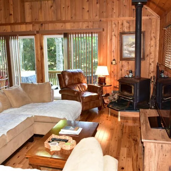 Quiet and Comfy 3bed/2bath - Chalet with hot tub., hotel in Cedar