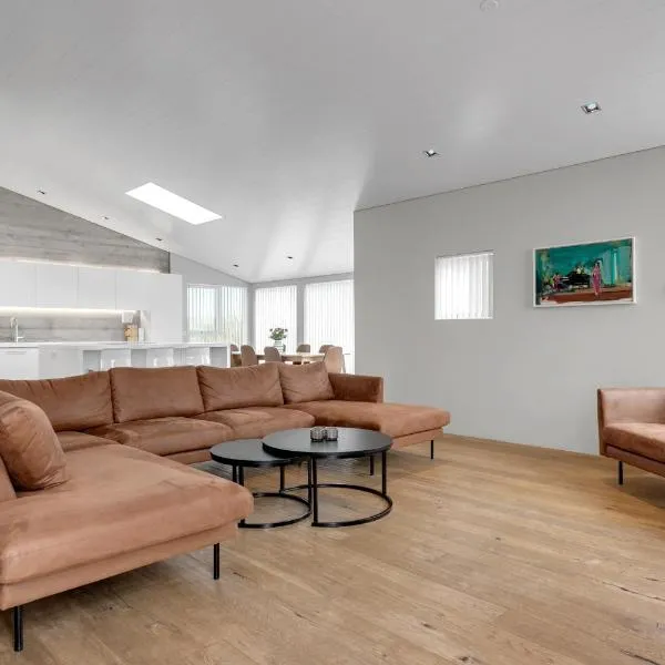 Luxury Villa with River View, Hotel in Laugaras