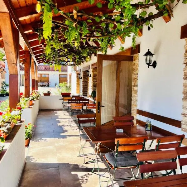 Nagy-Homoród Étterem és Panzió, hôtel à Rareş