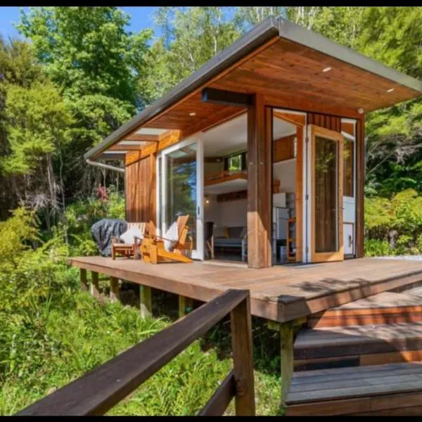 Fantail’s Nest in the forest, hotel in Takaka