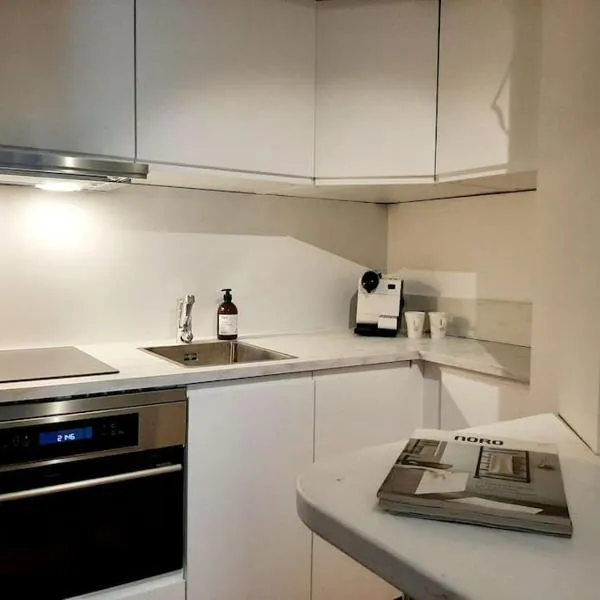 Top-floor studio, near park & sea, great transit, hotel in Helsinki