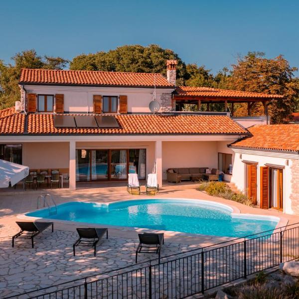Villa Arton heated swimming-pool