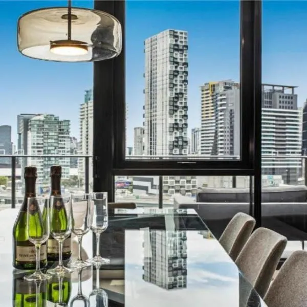 Luxury Penthouse with Astonishing Bay and City Views、メルボルンのホテル