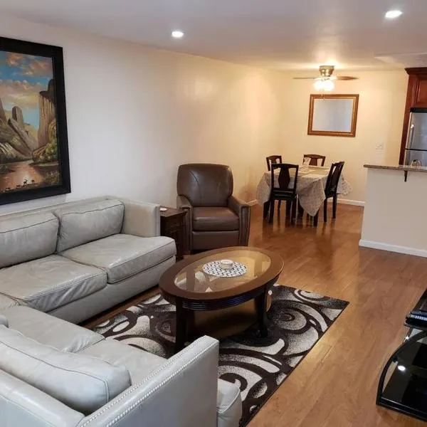 Beautiful Spacious 2 Bedroom, 2 Bathroom Condo、ロングビーチのホテル