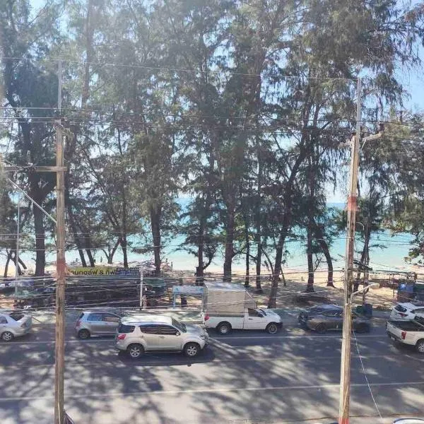 Beachfront Family room, Relax & Sunbathe 5 guests，位于Ban Chak Phai的酒店