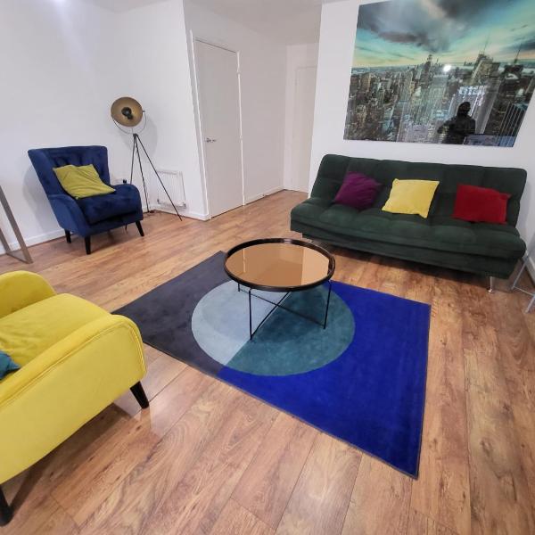 Garland Modern 3 Bedroom House with Parking & Garden Dartford 2