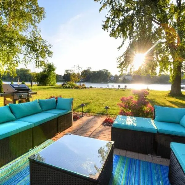 Riverfront Retreat! Water front and dog friendly!, Hotel in Two Rivers