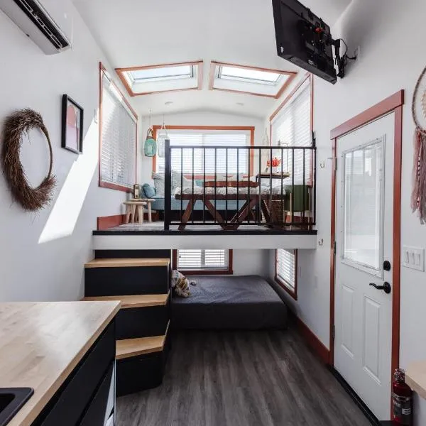 New calm & relaxing Tiny House w deck near ZION, hotel v destinaci Apple Valley