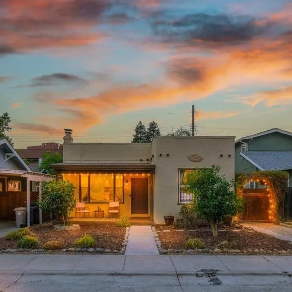 Unique Bungalow w/ hot Spa in DT, hotel v destinaci Sacramento