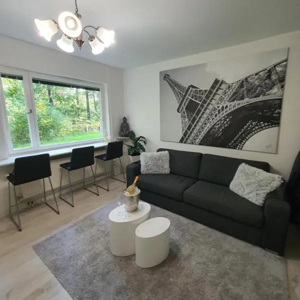 Close to the metro and the beach!!! with a view of the Scandinavian forest, hotel in Stockholm