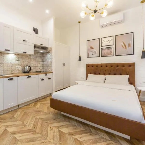 Дизайнерські апартаменти у центрі біля ЦУМу, hotel in Kyiv