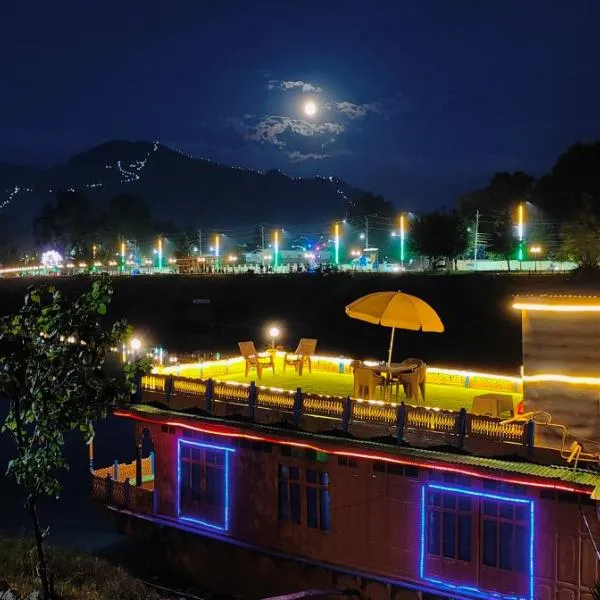 Houseboat Karima palace, hotel in Srinagar
