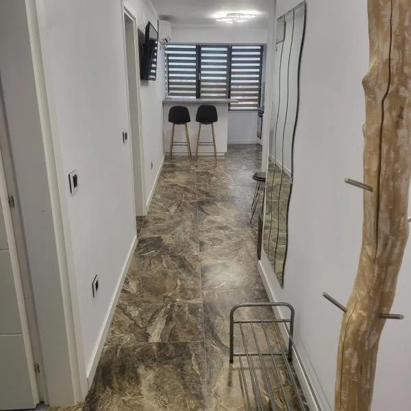 Apartament bloc nou - self check in - free parking, hotel in Craiova