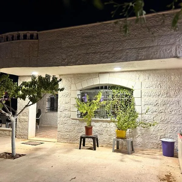 apartment between ajloun castle and Jerash ruins, ξενοδοχείο σε Γέρασα