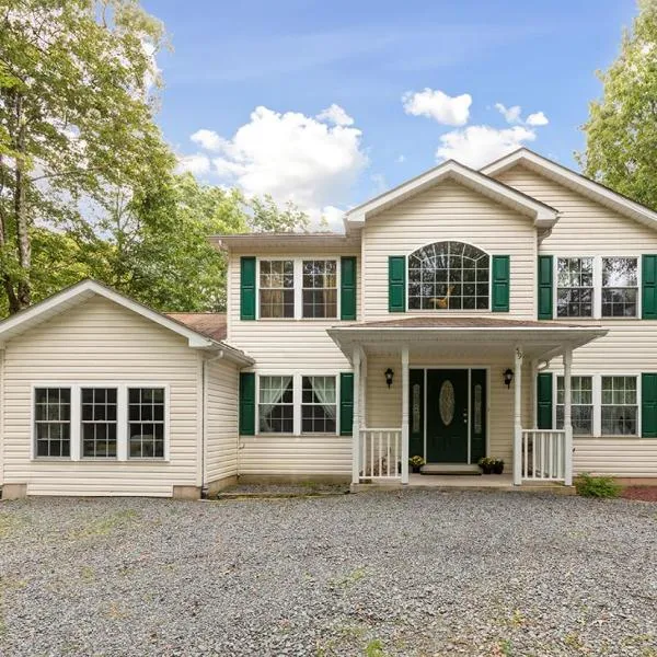 Spacious Home by Kalahari Waterpark, Camelback and Jim Thorpe, FREE EV Station, hotel in Albrightsville