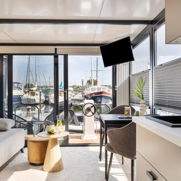 Cosy tiny houseboats near beach and restaurants by Weltevreden Experience、ゼーウォルデのホテル