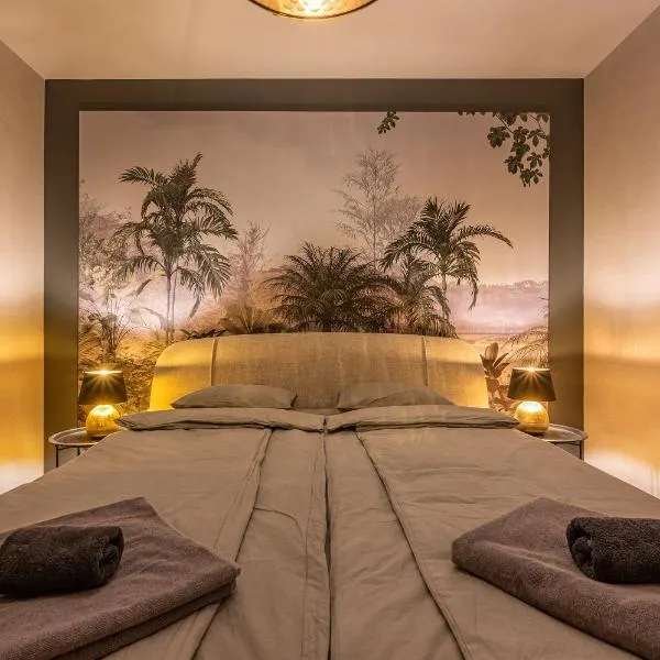 Luxury condo w balcony next to Andrassy road, hotel in Boedapest