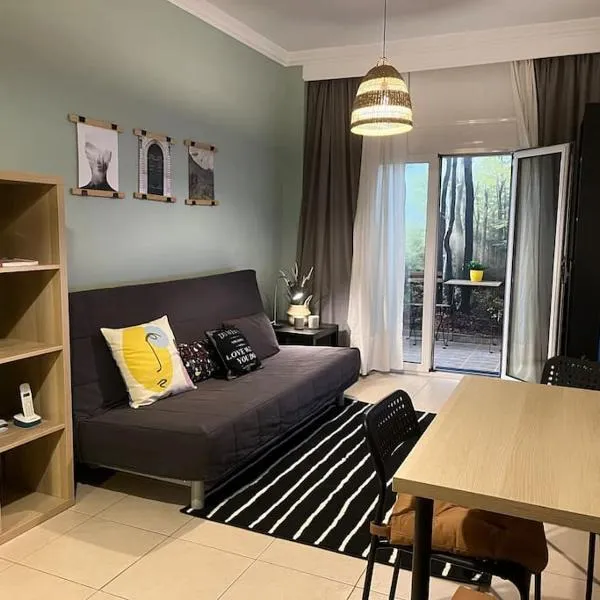 Peaceful, Lovely, 1st floor, condo @Thessaloniki、テッサロニキのホテル