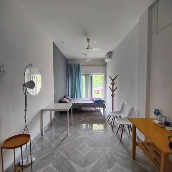 Minimalistic white stay,位于焦尔哈德的酒店