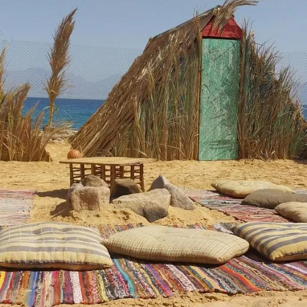Perry’s Island Camp Al Mezina, hôtel à Nuweiba
