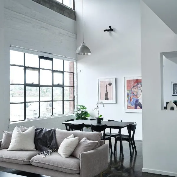 Chic Urban Loft in Prime Location, hotel in Melbourne